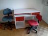 otroška pisalna miza in dva pisarniška stola