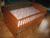 Otroška posteljica je lesena, sestavlja se z vijačenjem.