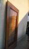 lesena drsna vrata s steklenimi paneli