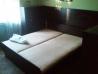 Spalnica - postelja, 3 komode, trodelna omara