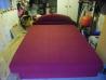 Francoska postelja je rdeče barve dimenzija 160x90cm.