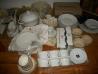 Več ohranjenih porcelanastih in steklenih izdelkov in kuhinjska posod
