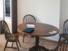 lesena okrogla miza in 4 stoli