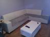Kotni kavč bele barve