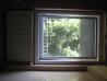 okno z žaluzijo in radiator