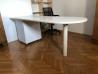 Bela pisarniška miza, narejena pri mizarju