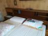 Spalnica - zakonska postelja z nočnima omaricama, garderobna omara