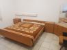 Starejša spalnica Slovenijales, lepo ohranjena z vzmetnico.