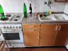 Kuhinja - leseni elementi in plinski štedilnik s pečico