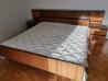 Zakonska postelja s predalom za posteljnino in nočnima omaricama