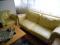Usnjeno sedežno garnituro rumene barve (trosed in dva fotelja) staro 12 let podarim, informacije 041