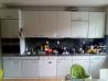 kuhinja z gospodinjskimi aparati