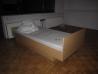 leseni posteljni okvir z jogijem
