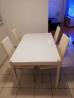 Bela miza dim. 130x80cm in 4 beli oblazinjeni stoli.  Lepo ohranjeno