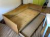 Lesena postelja z izvlečnim predalom