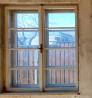 lesena okna starinska dvokrilna ter karnise lesene in plasticne