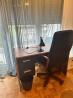 Pisalna miza s predalnikom in pisarniški stol