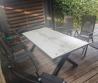 Steklena miza za teraso in 5 stolov s plastičnimi vezanimi stoli