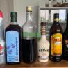 Različne alkoholne pijače in sirupi za pripravo cocktailov