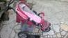 dva otroška vozička in avtosedež