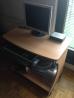 Računalniška miza in računalnik z monitorjem, tipkovnico ter miško