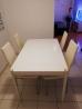Bela miza dim. 130x80cm in 4 beli oblazinjeni stoli.  Lepo ohranjeno