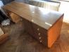 Masivna lesena pisarniška miza