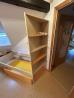 Pisalna miza, regal ob mizi, postelja z regalom, dve veliki omari